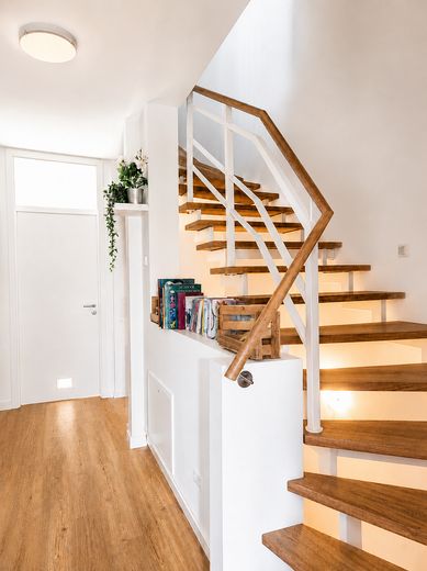 Wohnen im Grünen: Modernes Townhouse mit Garten und zwei Dachterrassen – Galerietreppe