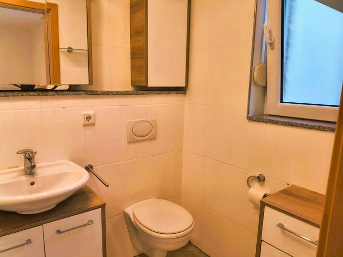 Familienfreundliche und gehobene Doppelhaushälfte mit Erdwärme und ohne Provision – Bad Souterrain 2