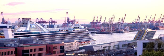 West-Blick v. Balkon auf Elbe