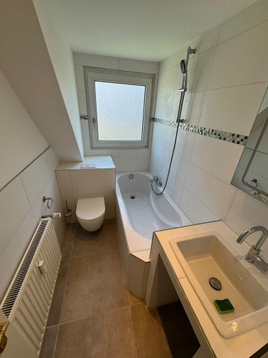 Attraente appartamento di 3 locali appena ristrutturato in un condominio ben tenuto – Modern renoviertes Badezimmer