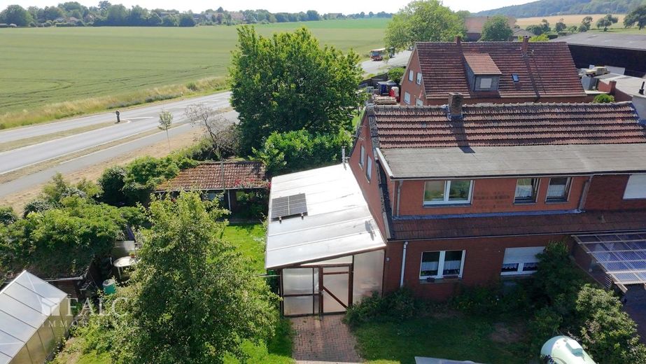 Reihenendhaus im Außenbereich mit Blick ins Grüne ***PROVISIONFREI**** – Außenansicht drohne