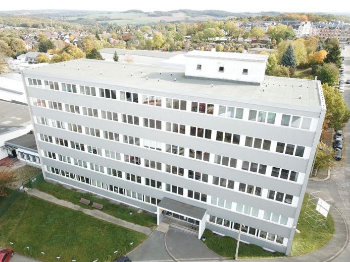 Plauen’da bitişiğinde geri dönüşüm merkezi alanı bulunan ofis binası - Ticari bölge – Fotoğraf 1