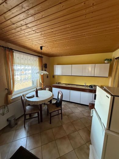 Doppelhaushälfte mit großer Garage, Carport, Wa, Du. und sonnigem Grundstück am Stadtrand – Küche