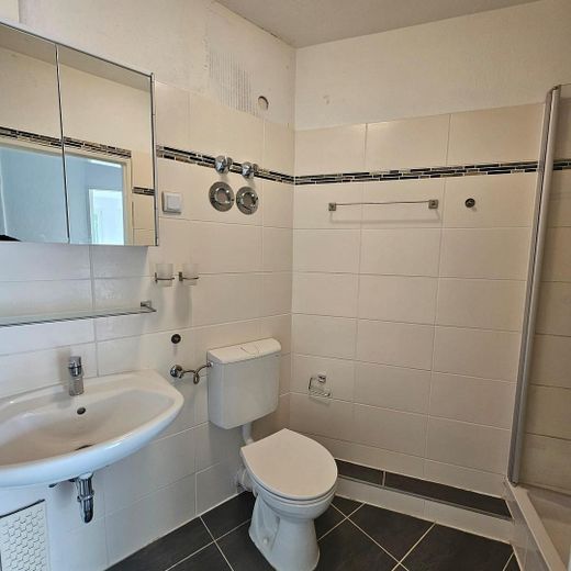 Wohnen mit Wohlfühlfaktor: Lichtdurchflutete 2-Zimmer-Oase mit großzügigem Balkon – Bad
