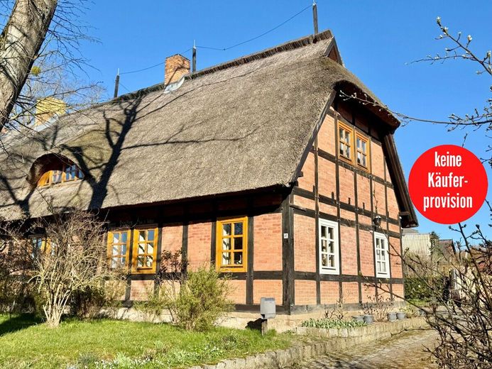 HORN IMMOBILIEN ++ tolles Reetdach-Fachwerkhaus in Alt Rehse bei Neubrandenburg, Denkmalschutz – Hausansicht