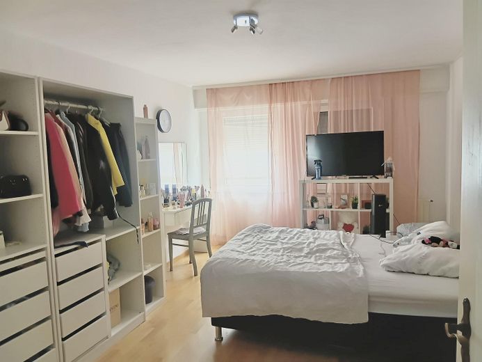 شقة من 4 غرف في الطابق الأرضي المرتفع مع مرآب في المنطقة الشمالية – Schlafzimmer 1 oder Wohnzimmer