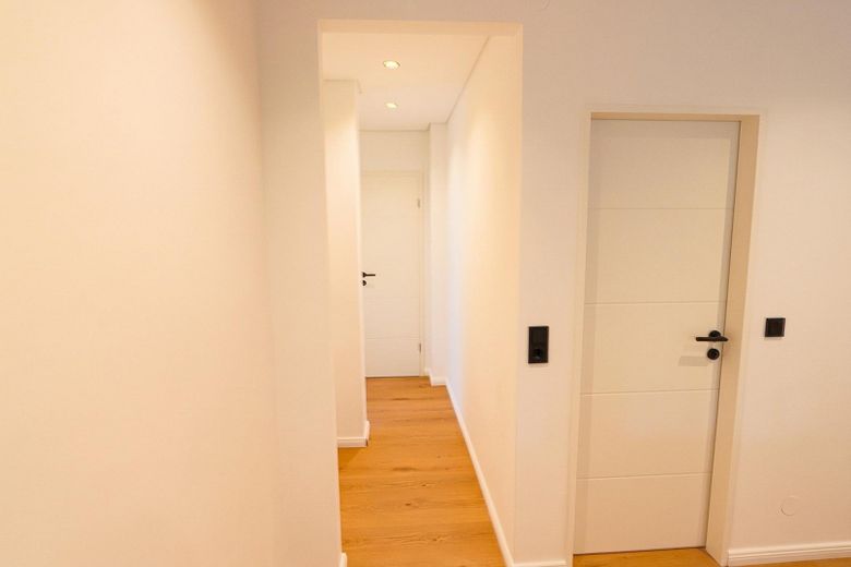 Erstbezug nach Sanierung: Barrierearme 2-Zimmer-Wohnung, Balkon & Tiefgarage in Bestlage Iserlohns – Flur unmöbliert