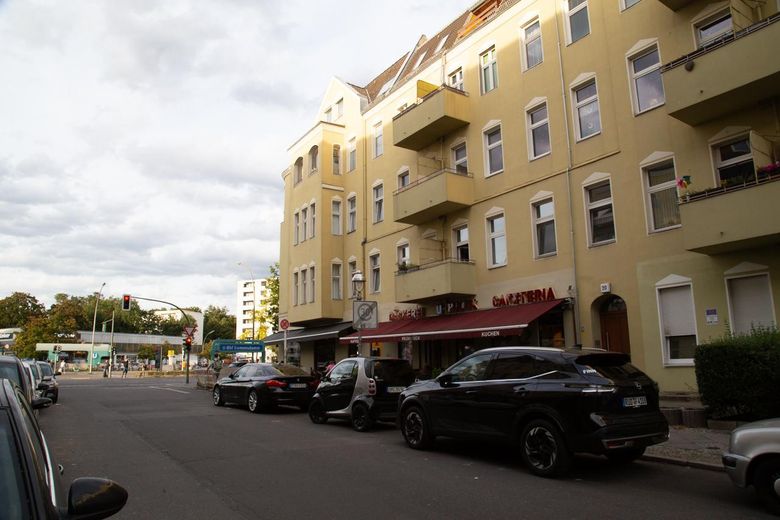 2-Zimmer -ETW mit Balkon in guter Lage Berlin Siemensstadt direkt vom Eigentümer – Straßenansicht Tag