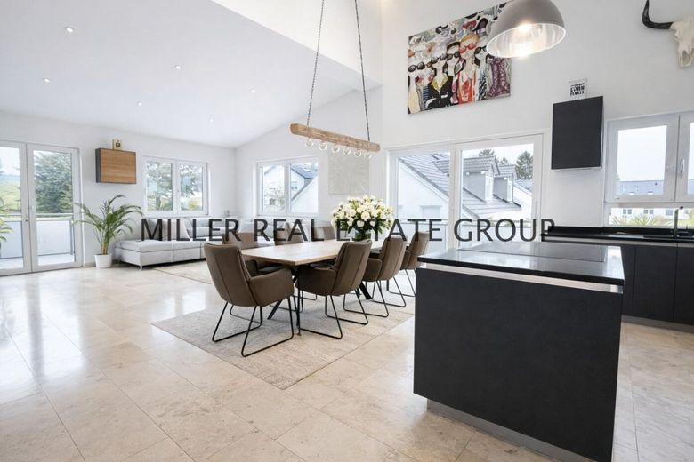 Exklusive Luxusvilla in 85095 Denkendorf - Einliegerwohnung, XXL-Garage, Südgarten &amp; unverbaubarer Weitblick! – offener Wohn-Ess-Küchenbereich
