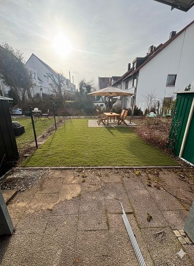 Senza provvigione da privato: luminoso appartamento con 2 locali e giardino a WN-Neustadt, incl. 2 posti auto – Terrasse mit Garten