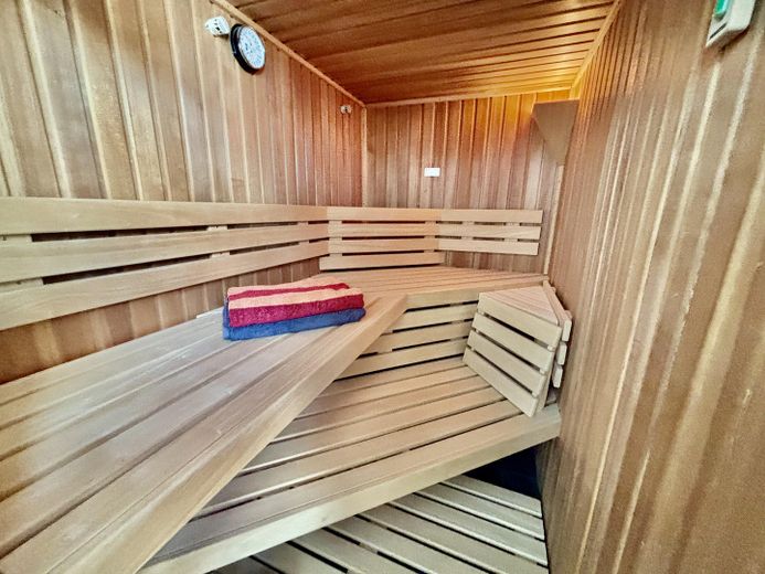 Ein Haus, viele Möglichkeiten - Platz für Familie und Beruf in drei separaten Einheiten – Sauna