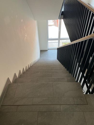 Exklusive neuwertige 3-Zimmer-Wohnung mit schönem Balkon von PRIVAT! – Treppenhaus