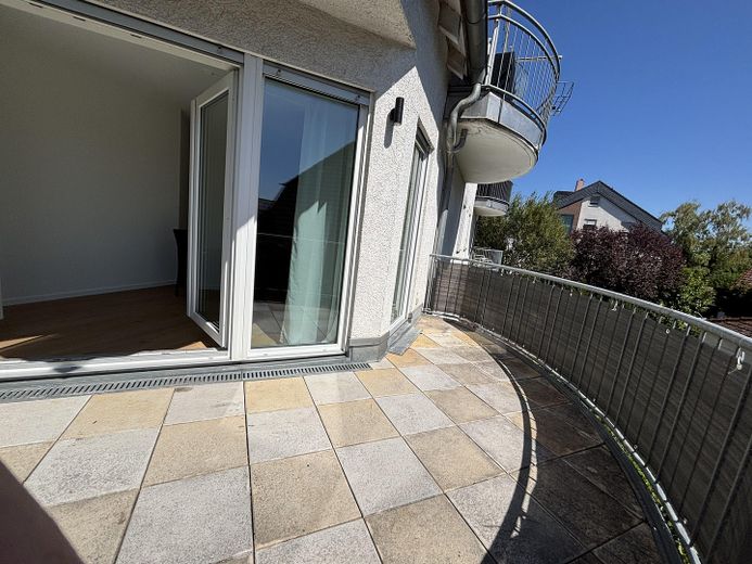 Helle, ruhige, großzügige 2-Zi-Wohnung mit größerem Balkon und PKW-Stellplatz, kleinere Wohneinheit – großer Sonnenbalkon 