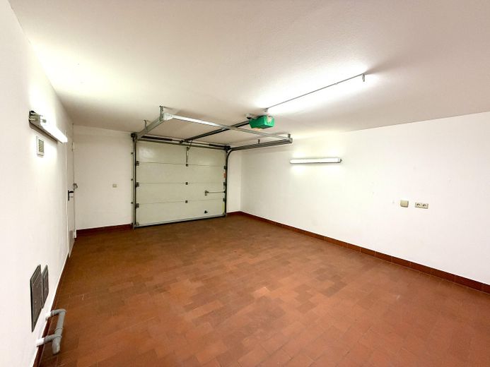 225 qm Familienglück auf 2 Ebenen + Toller Garten, Sauna & Kamin – Garage