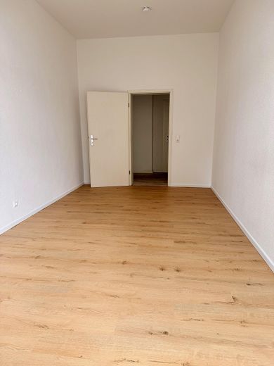 Helle, großzügig geschnittene 2-Zimmer-Wohnung – Wohnzimmer zum Flur