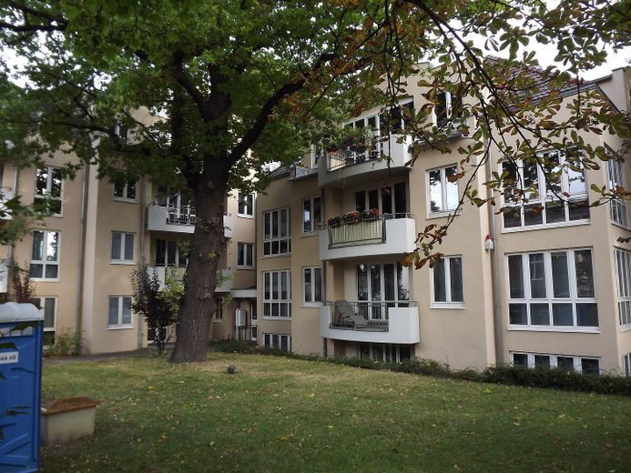 Frontseite mit Baumbestand