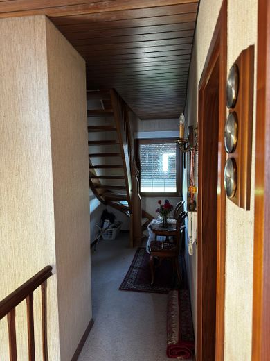 Ek yapılaşma imkânına sahip geniş arsada villa tarzı müstakil ev – Treppe zum Dachboden