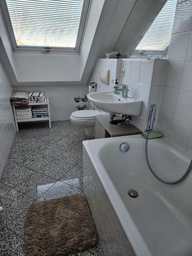 Appartamento arredato di 2 locali con balcone, posto auto TG e WLAN – ideale per expat – Bad mit Badewanne