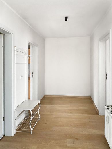 Bestandsvermietete 2-Zimmer-Altbauwohnung im denkmalgeschützten Gründerzeithaus – Heller und einladender Flur