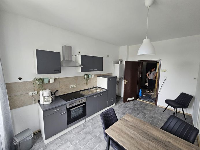Großzügige 4-Zimmer-Wohnung | 107 m² | große Wohnküche |  Bad mit Badewanne | Hof – Foto 3