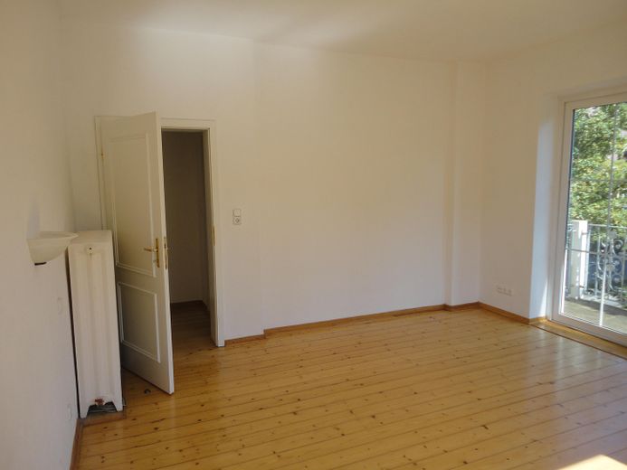 Lichtdurchflutete 4,5 Zimmerwohnung mit Balkon im oberen Göttinger Ostviertel – Schlafzimmer mit Balkon