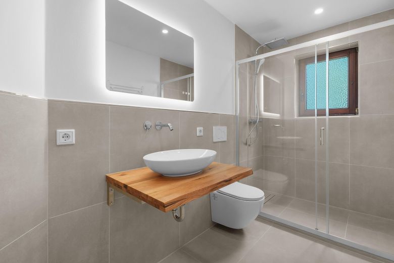 Erstbezug: 4-Zimmer-Wohnung mit Terrasse | kernsaniert – Badezimmer