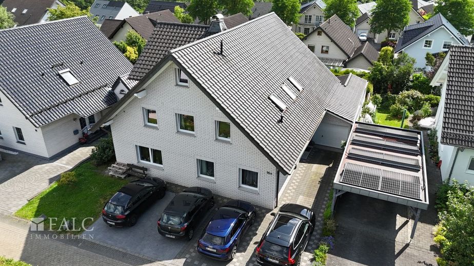Ein großes Haus im Blumen Viertel in Nümbrecht – Außenansicht