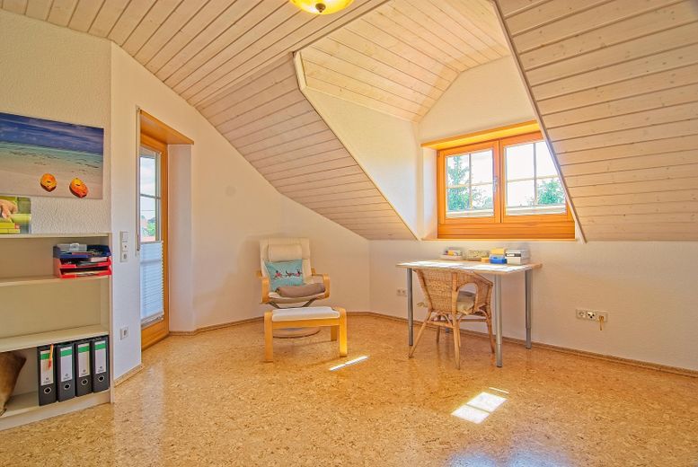 Prestigious A+ country house with in-law apartment on park-like grounds – Arbeitszimmer / Kind 1