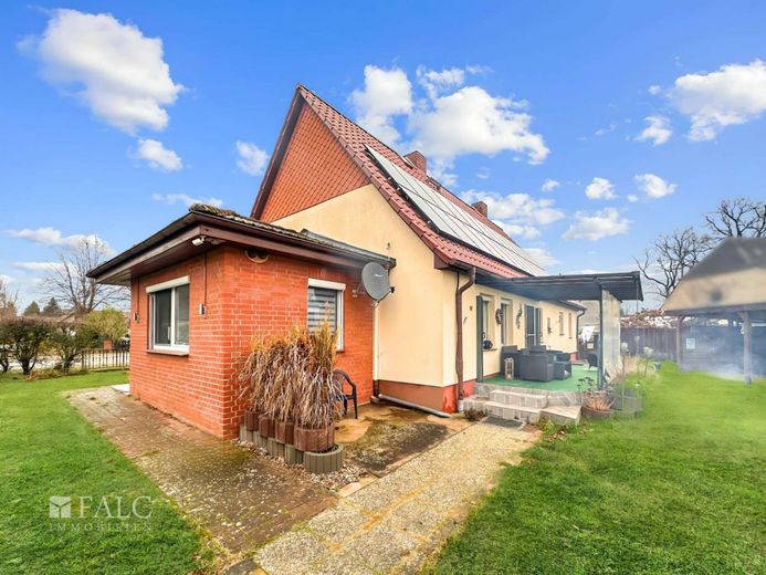 ***Einfamilienhaus mit Charme und vielseitigem Nebengelass*** – Südansicht