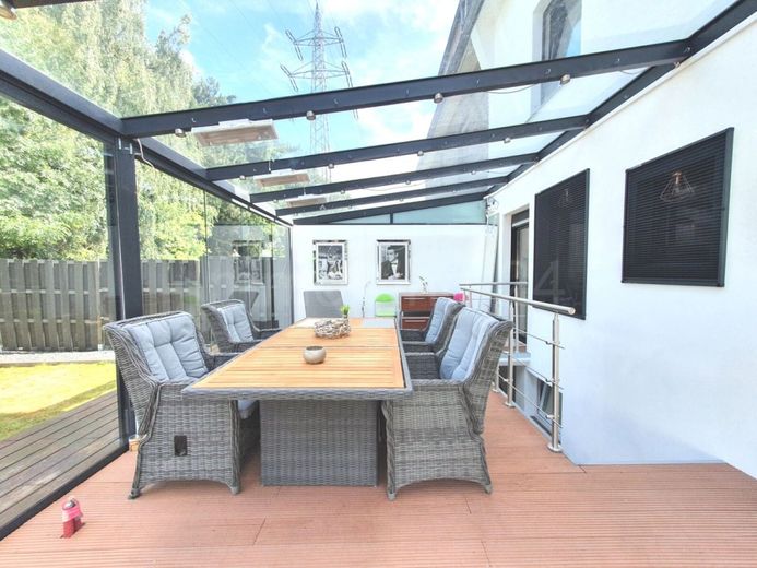 ++ HOCHWERTIGES DREIFAMILIENHAUS + GARTEN IN GUTER LAGE!! TOP KAPITALANLAGE! ++ – WINTERGARTEN