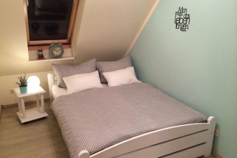 Burg auf Fehmarn: Modernisierte DHH mit unbefristeter Ferien-Zulassung – Schlafzimmer