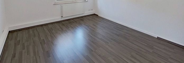 Großzügige 2-Zi.-Whg. mit Balkon in zentraler Lage – Ansicht I: Wohn- und Esszimmer
