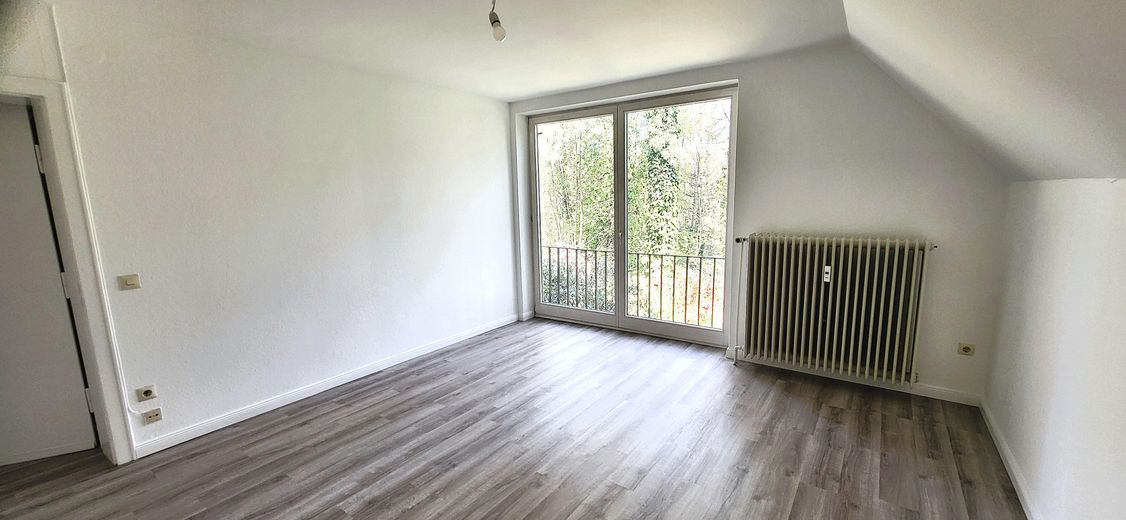 Große sonnige Dachgeschosswohnung -  Ruhige Villenlage - Südloggia - ca. 20 Min. zum Hauptbahnhof – Zimmer,  breite Fensterfront