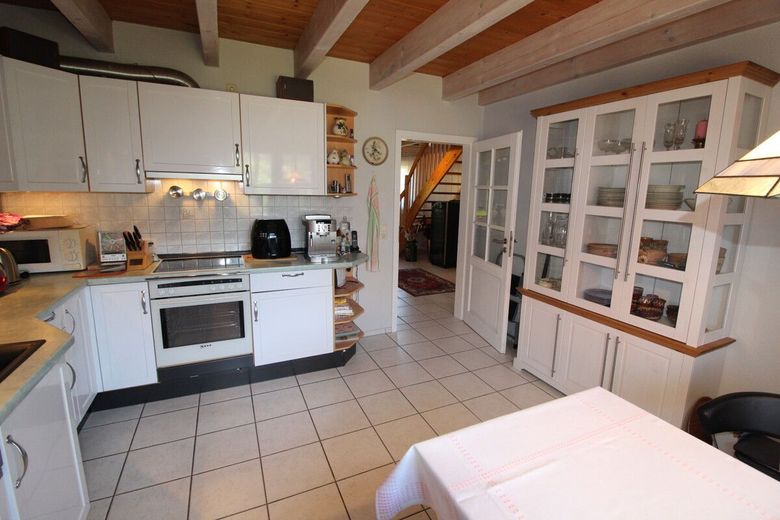 Exquisites Einfamilienhaus mit idyllischer  Gartenanlage + Teich, Saunahaus, Carport &amp; neue Heizung – Einbauküche