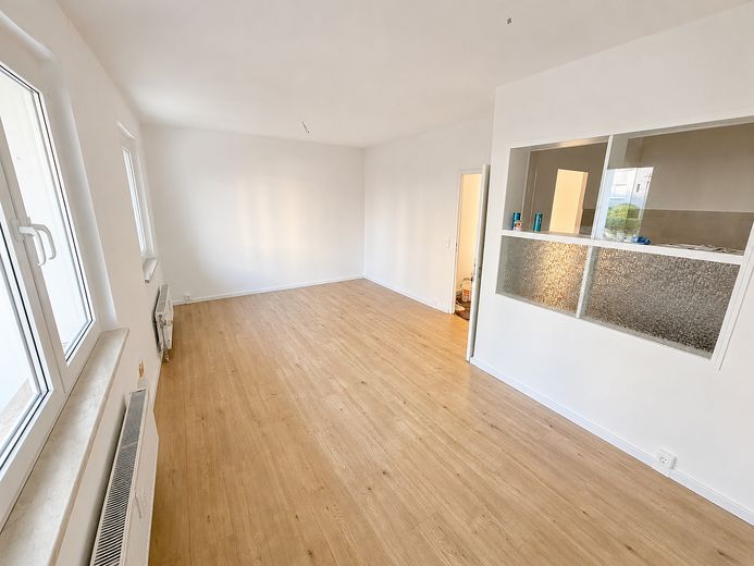 Helle 1-Zimmer-Wohnung frisch renoviert in Bernau bei Berlin – Wohnzimmer mit Durchreiche