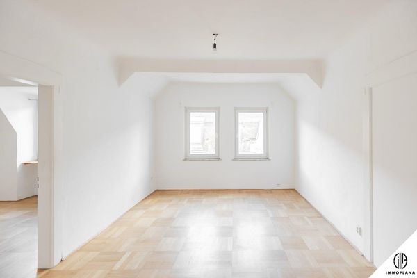 * Appartamento di 3 locali dal fascino d’epoca con 100 m² di sottotetto grezzo come riserva per l’ampliamento in posizione top! SENZA PROVVIGIONE! *