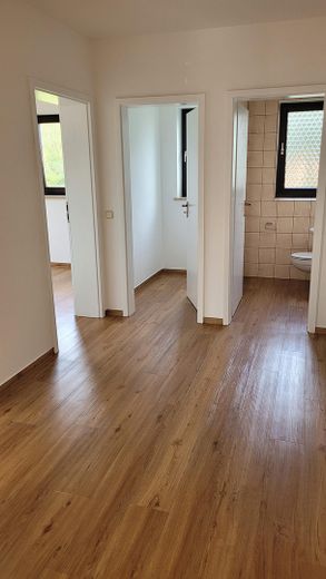 Güzel, aydınlık, yeni yenilenmiş 3 odalı daire – Flur