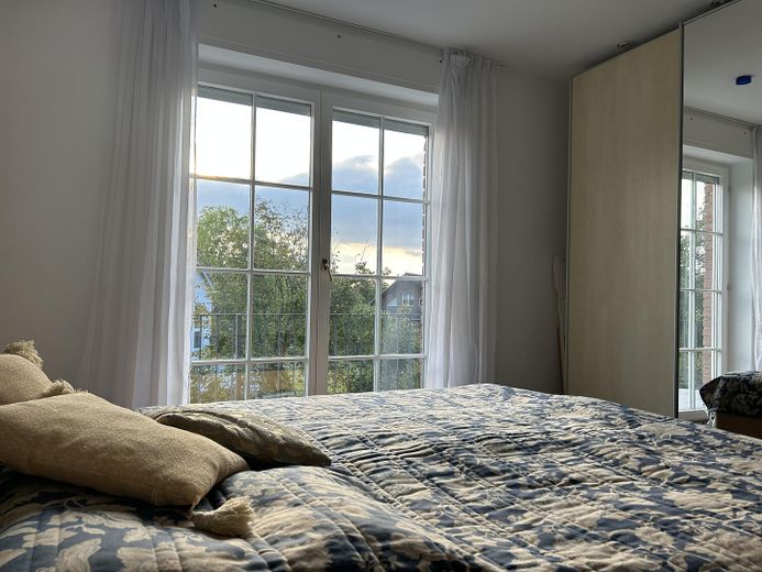 Güneşli güney bahçesi, ticari birimi ve çeşitli kullanım olanaklarıyla temsili villa – Schlafbereich 1.OG