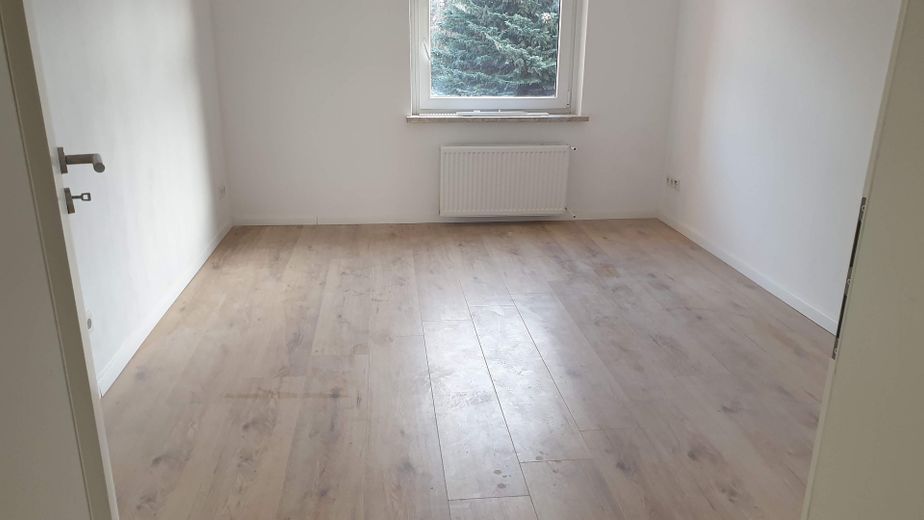 Attraktive, sanierte 75 m² Wohnung (Zweitbezug) mit Tageslichtbad und offener Wohnküche in Köthen – Zimmer 1