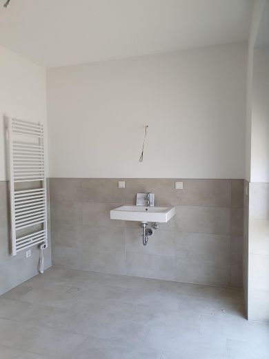 VERMIETET- TOP 3-Zi-NB Whg mit EBK (98 m²) KfW 40 sehr hell mit großem Balkon, in Top-Lage – Duschraum mit Tageslicht