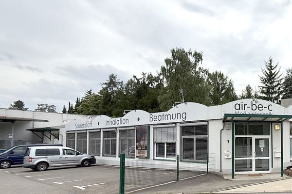 737 m² Büro, Praxis und Lagerhalle sowie zahlreiche Stellplätze in zentraler Lage von Gera zur Miete