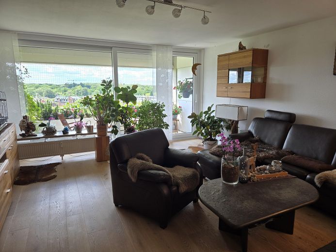 Lichtdurchflutete 3-Zimmer-Wohnung im 7. OG über dem AEZ mit spektakulärem Hamburg-Blick und Loggia! – Wohnzimmer mit Weitblick