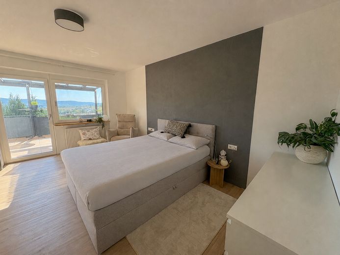 Provisionsfrei - Wohnen wie im eigenen Haus: 120m² mit Garten, Traum-Weitblick & Wellness-Faktor – Schlafzimmer