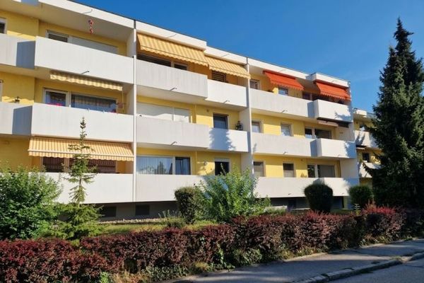 Practically laid-out 3-room apartment with fitted kitchen and single garage