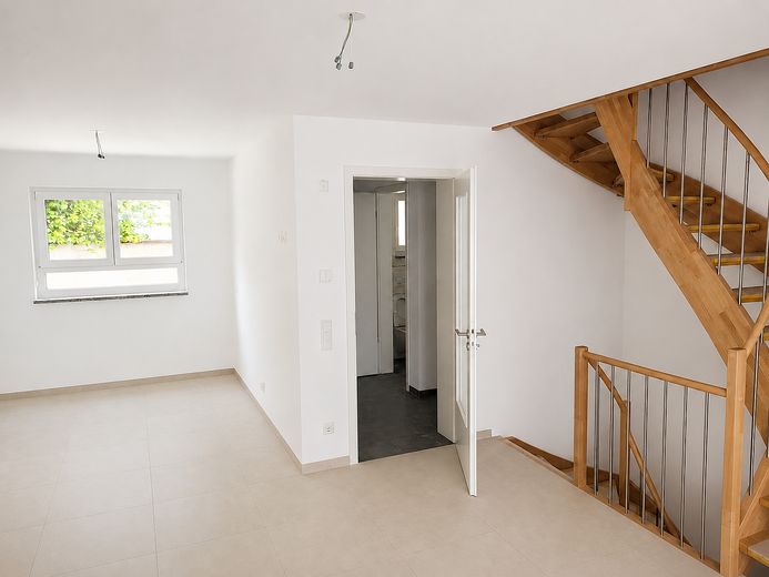 Erstbezug: A+ Neubau-Reihenhaus mit 6 Zimmern, Premiumküche, PV-Speicher & Garten – Windfang & Treppe