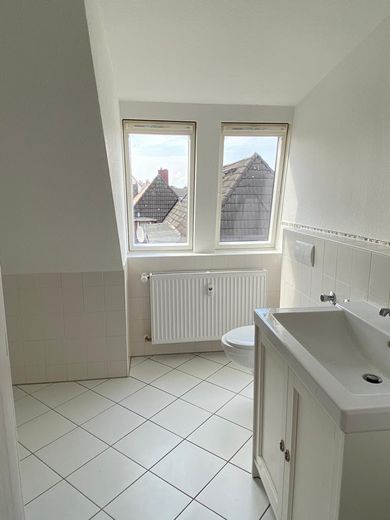 Helle 3-Zimmer-Dachgeschosswohnung in Bremerhaven-Lehe – Badezimmer