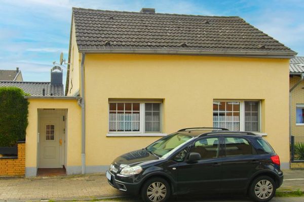 Charming detached house with garden and garage in a quiet location in Düren-Arnoldsweiler