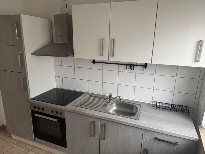 3- Zimmer-Hochparterre- Wohnung mit Einbauküche, Gemeinschaftsgarten und PKW Stellplatz – Einbauküche