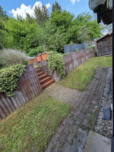 Schönes freistehendes Einfamilienhaus zu verkaufen – Garten mit Gartenhütte