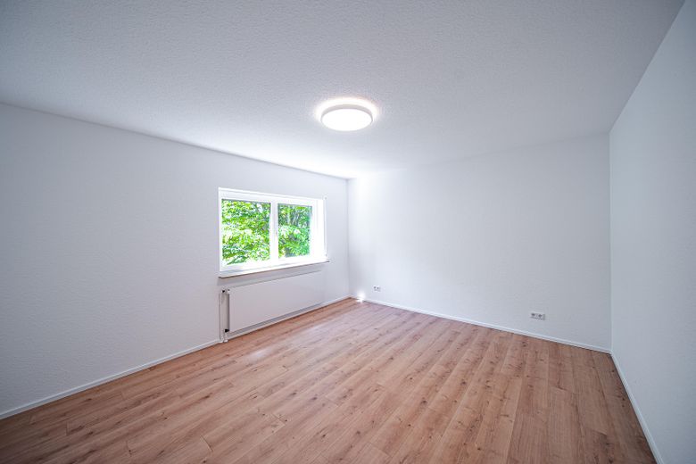 Frisch saniert & bezugsbereit: Helle 3 Zimmer mit Balkon in Wiesbaden-Biebrich – Großes Schlafzimmer
